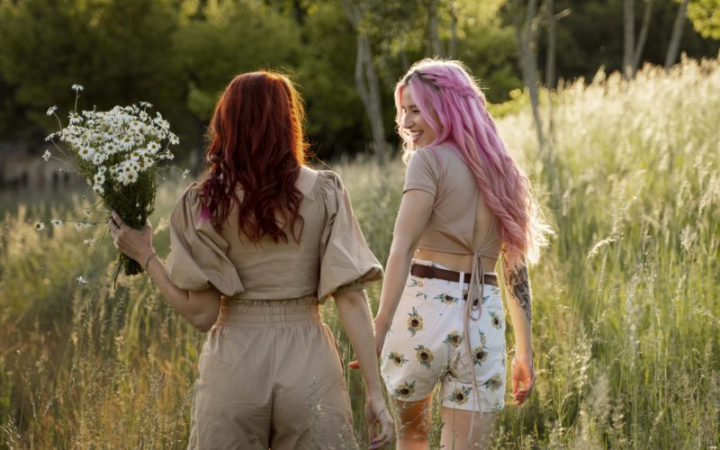 junge-frauen-die-sich-im-sommer-amusieren(2)